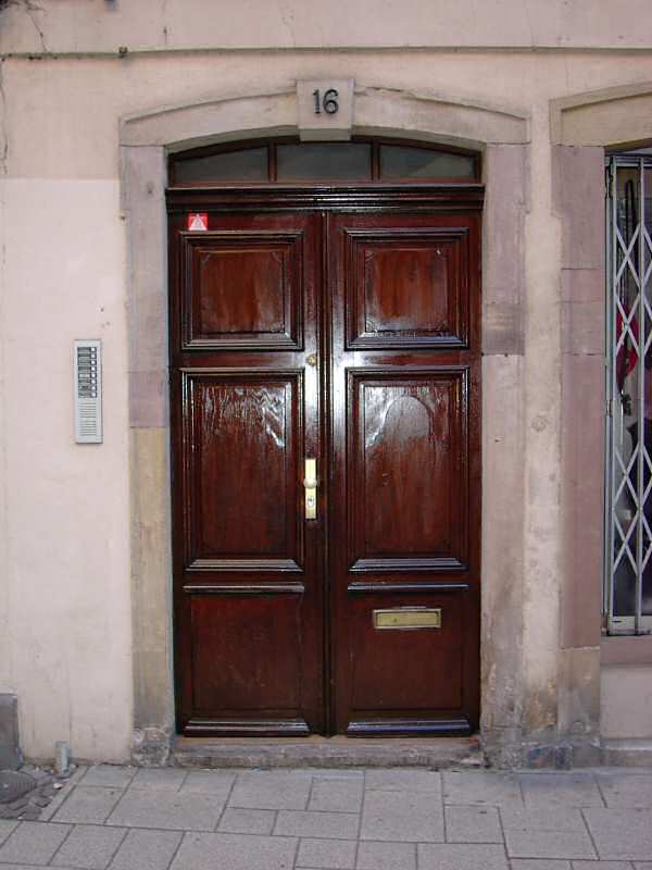 porte d'entree de l'immeuble du gite de standing a louer a strasbourg