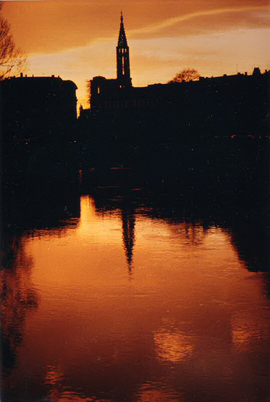 strasbourg cathedrale dans le couche de soleil